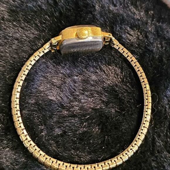 Vintage Russian Zarja ladies 17 jewel watch. Running!